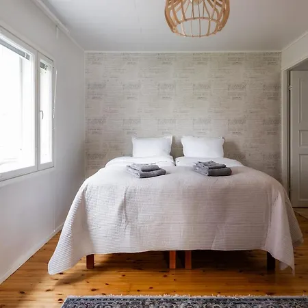 Villa Charming Riverfront Just Minutes From Santa Claus Village *